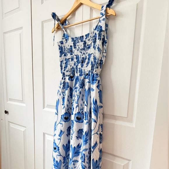 White Maxi Dress with Blue Floral Print and Tie Straps Smocked Summer SHEIN - Picture 10 of 12